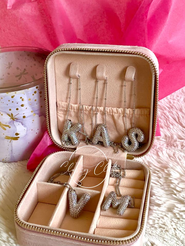 Collana iniziale con lettera a bolle in zirconia cubica ingioiellata - Silver RTS per la vendita all'ingrosso da parte di The Classy Cloth WS