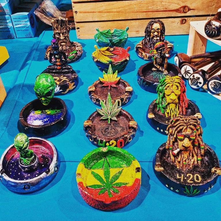 Pichincha - Vente Cendrier - Cendrier rond en forme de figurine verte à 420 feuilles8