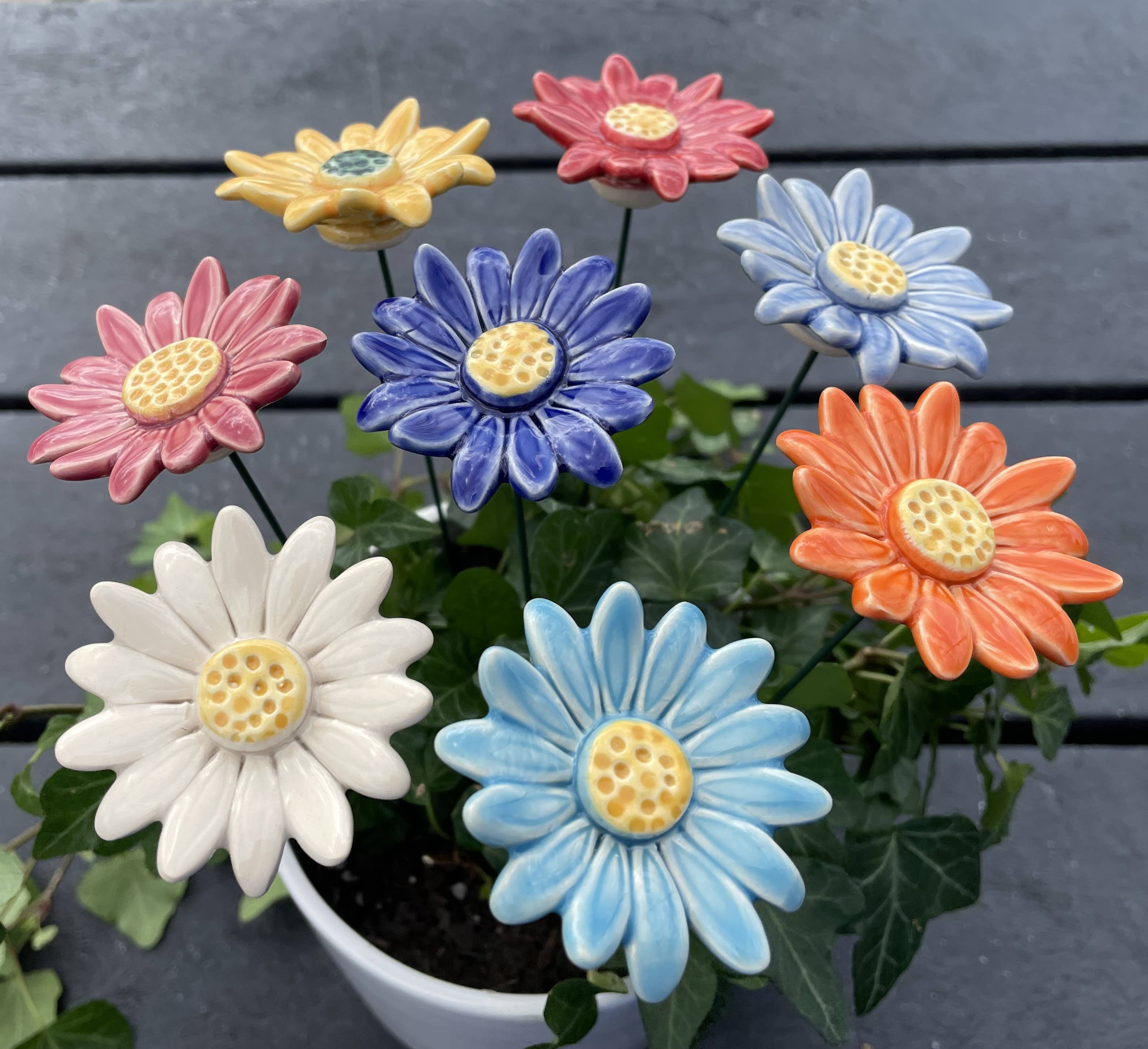 Pannonhem AB. - Vendita all'ingrosso Paletti da giardino/prato - Fiore di prato margherita in ceramica con gambo – decorazione e paletto per piante6