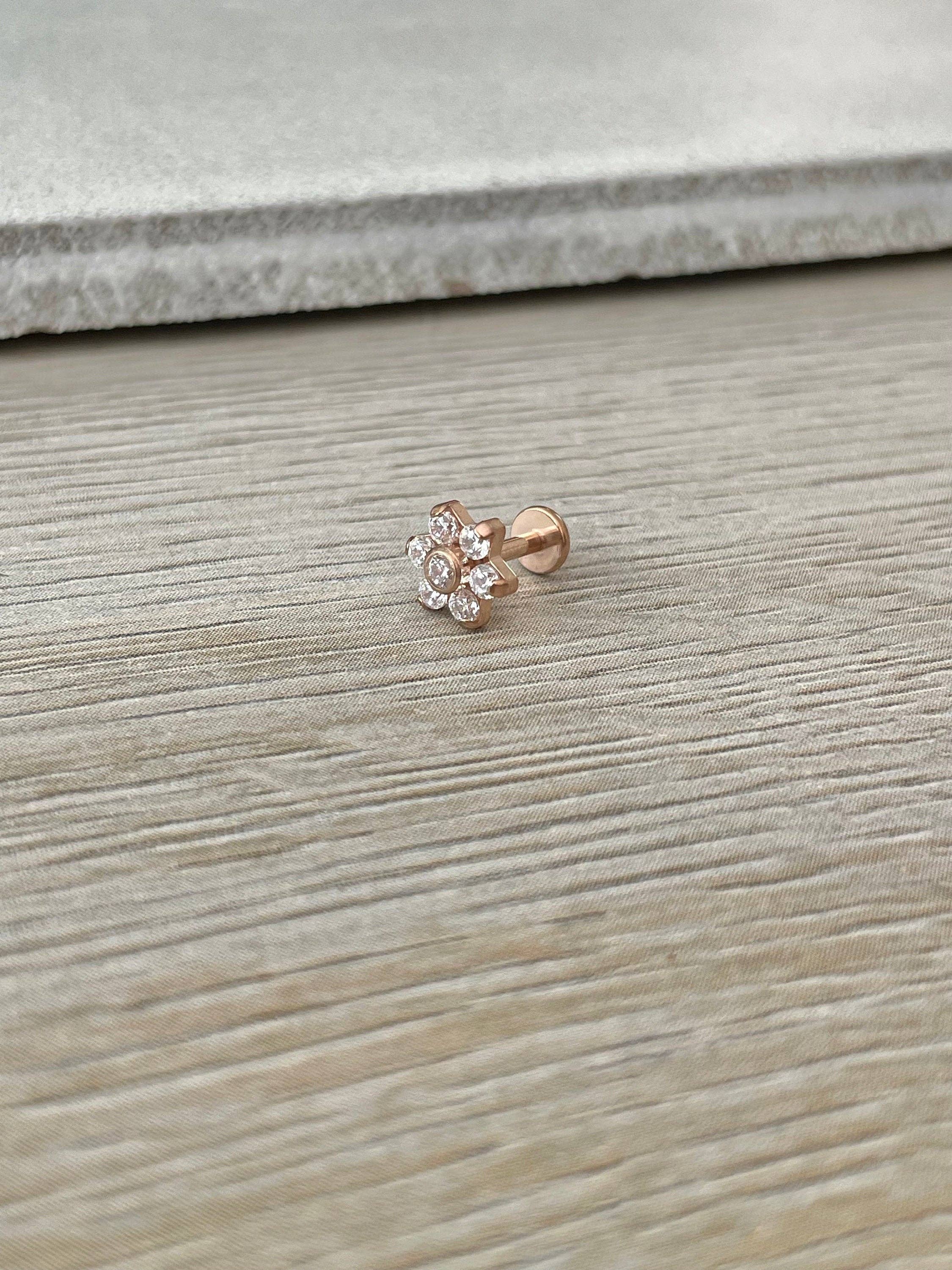 Elara Body Jewelry - Vente Clous d'oreille - Boucle d’oreille fleur à dos plat en CZ pour cartilage (16G, 6 mm ou 8 mm, acier chirurgical, or ou rose)6