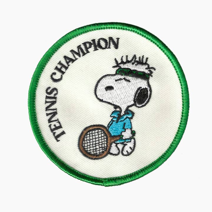 Gestickter Bügelaufnäher Snoopy "Tennis" – 7,5 cm für den Großhandel von Titlee
