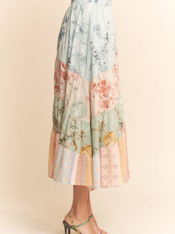 Sage Multi JUPE LONGUE À VOLANTS AVEC CEINTURE FLORALE ETHNIQUE MIXTE en vente sur Faire7