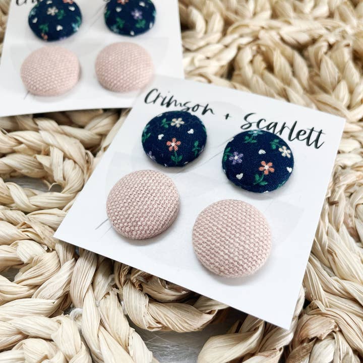 Täckt knapp örhängen | Flower Stud örhängen för wholesale av Crimson + Scarlett