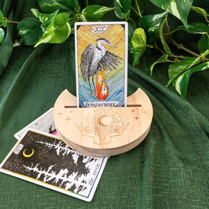 Soporte para cartas de tarot con manos místicas y luna creciente. para venta al por mayor de Down To Earth