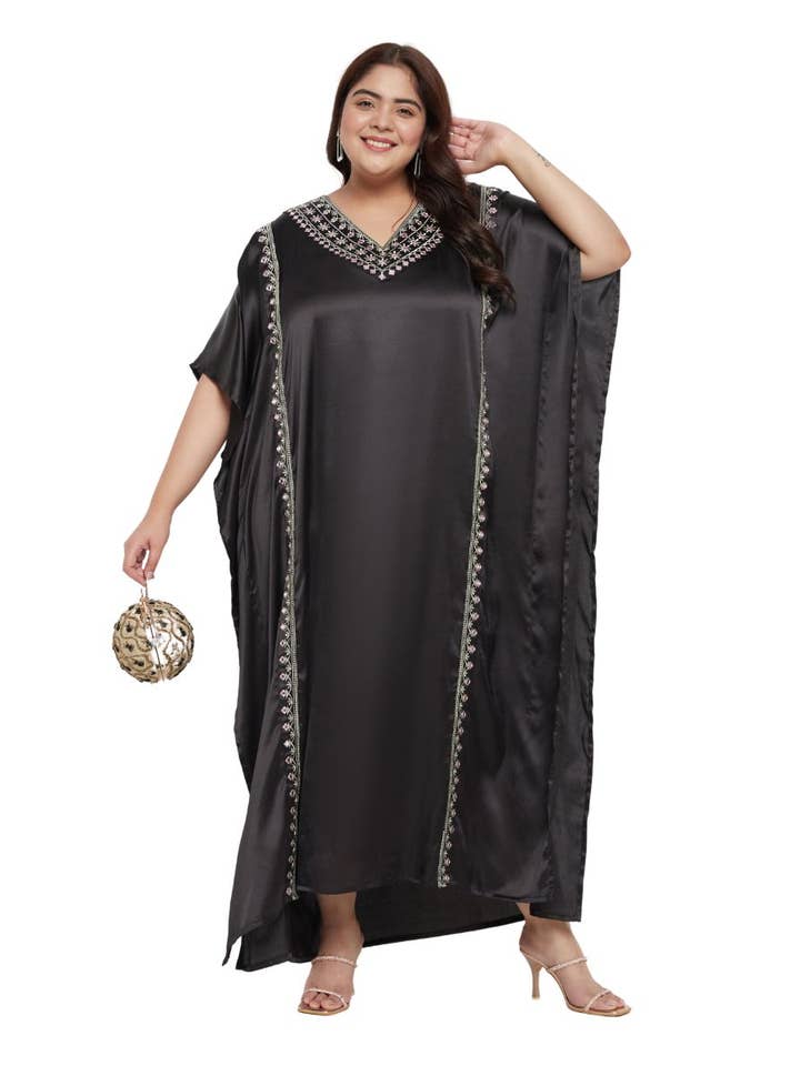 Robe caftan unie avec dentelle brodée en satin noir pour femme pour la vente par GYPSIE BLU