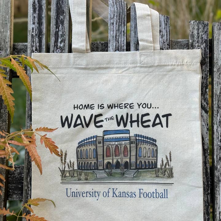 „Wave the Wheat“ Fodboldtaske fra University of Kansas for engroshandel hos Something Beautiful