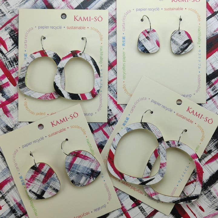 Boucles d'oreilles carrées en papier recyclé - Noir, Rouge et Blanc pour la vente par Kami-so
