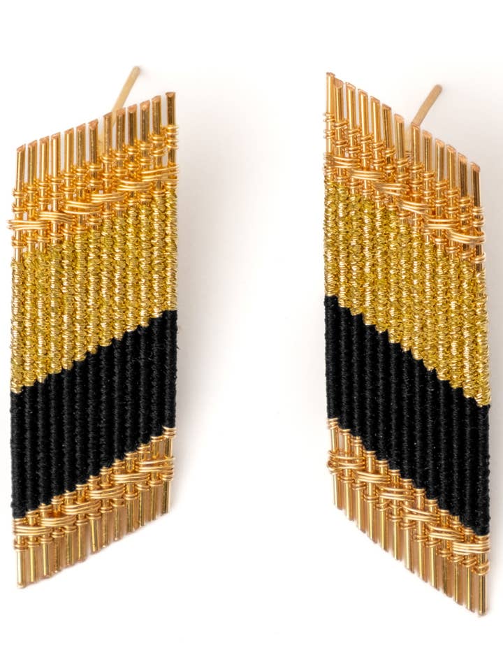 Brincos Retangulares Angulados em Fio Tecido à Mão (Ouro/Preto) por atacado de Mayana Designs Co