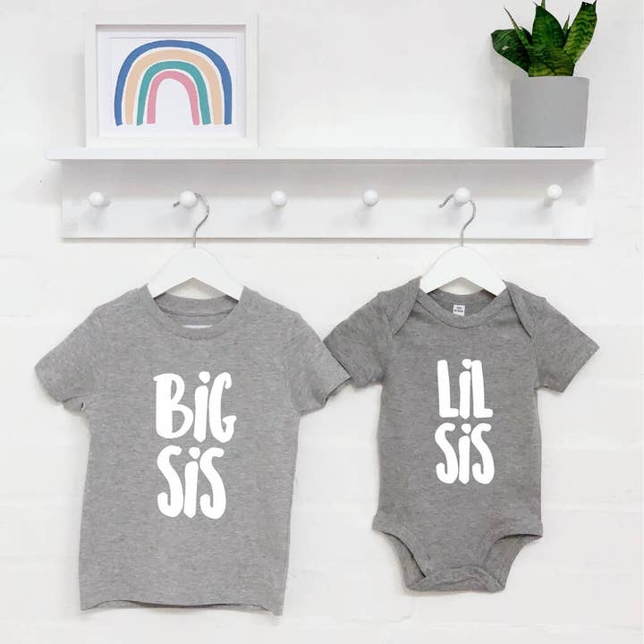 Lovetree Design – Engroshandel T-shirt med serigrafitryk – til børn – Big Bro Lil Bro/Big Sis Lil Sis T-shirt og Babygrow1