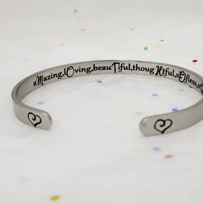 Regalos para mamá - Increíble, amoroso, hermoso, considerado, desinteresado, fuerte para venta al por mayor de Engraved4Ever