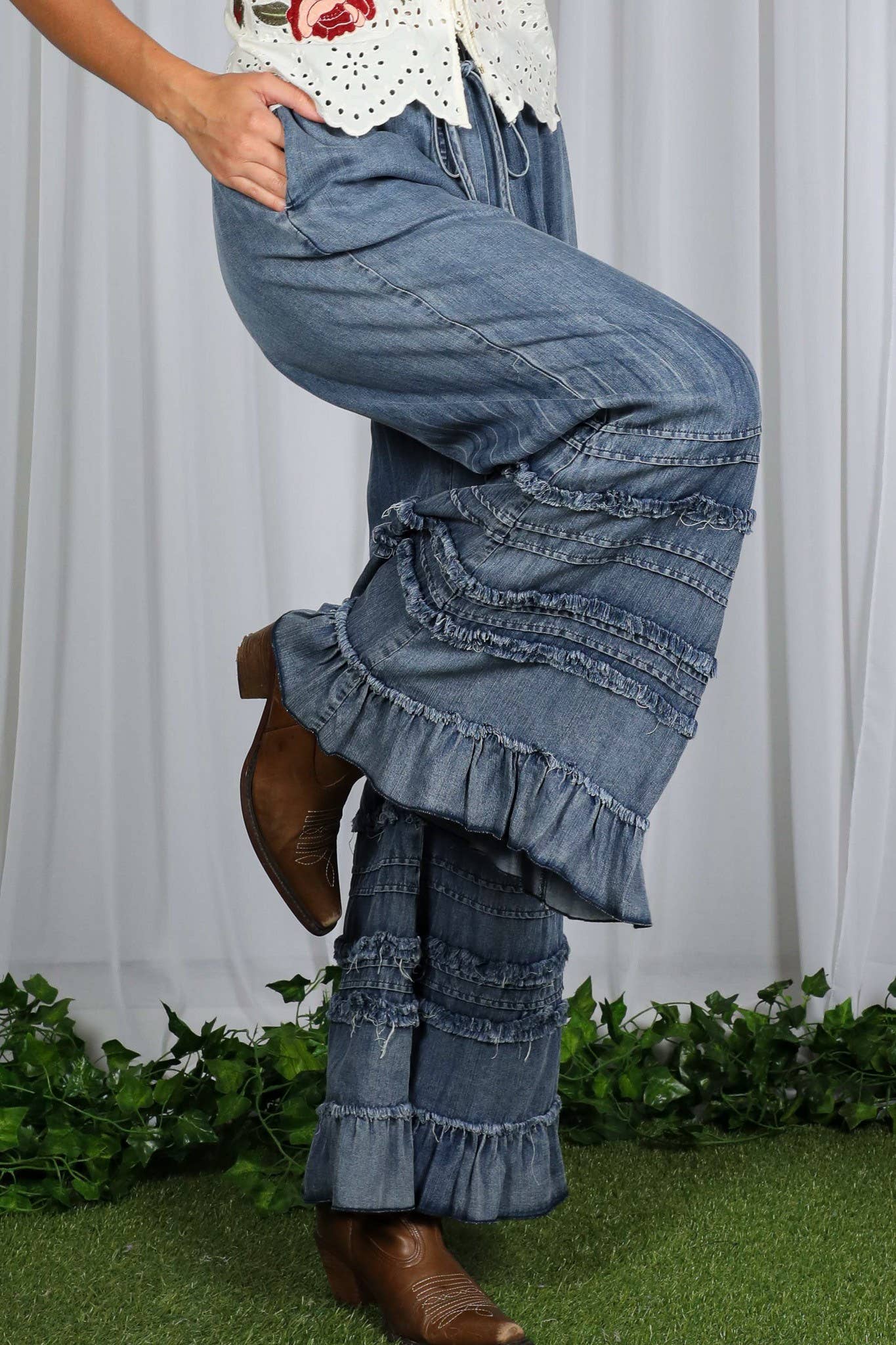 Vine & Love - Wholesale Jeans - Women's - Flared Ruffle Hem Washed Chambray Crop Denim Pants VP830399