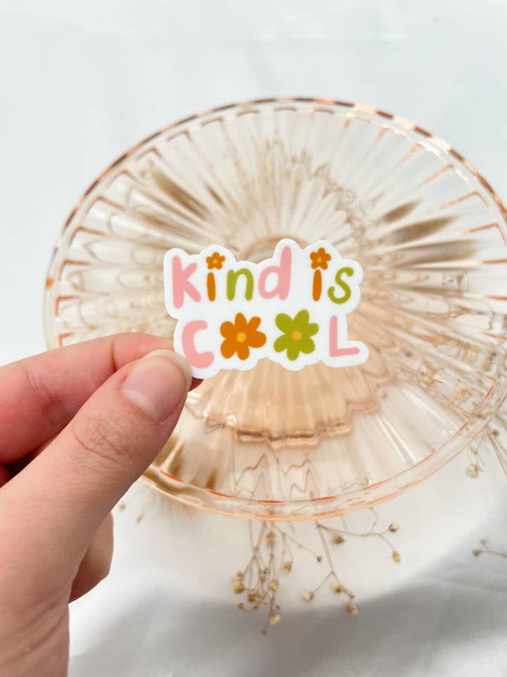 Autocollant Kind is Cool pour la vente par The Golden Girl Co.