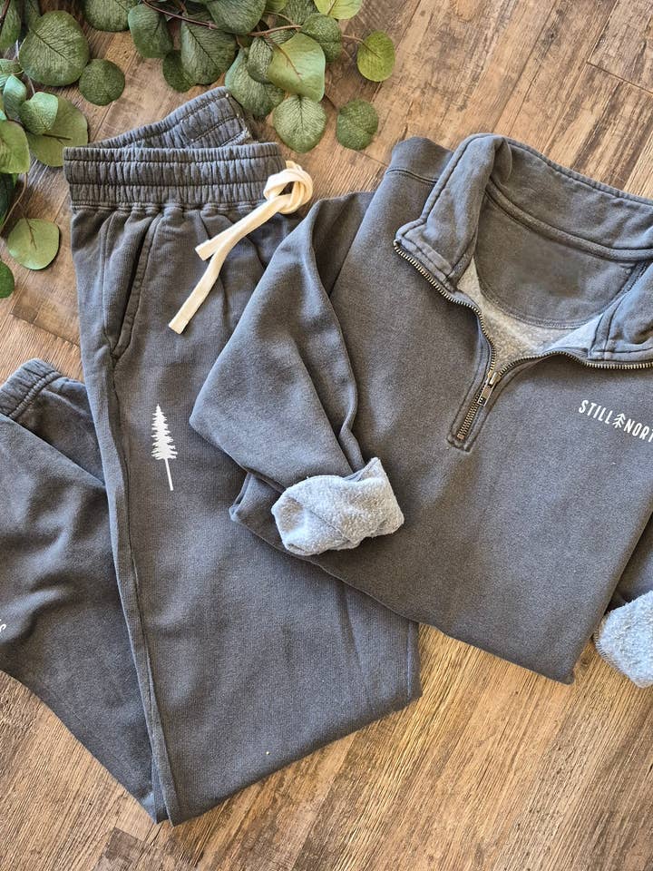 ENSEMBLE JOGGING 1/4 ZIP ÉDITION LIMITÉE pour la vente par Still North Design Co