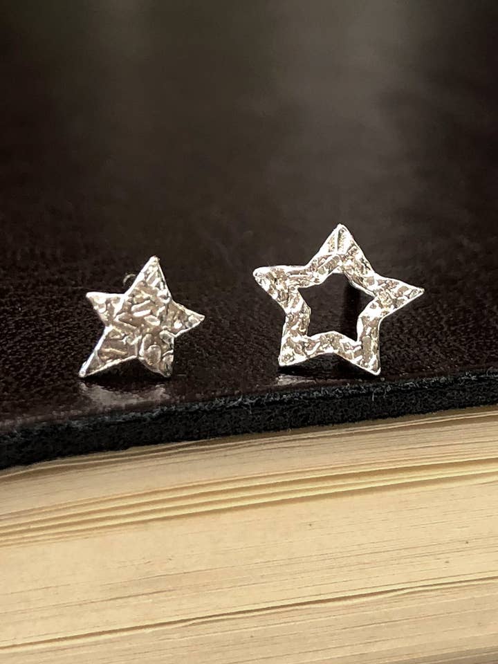 Mini Rock Star Oorbellen, Sterling Zilveren Ongelijke Ster Stud, Asymmetrische Oorbellen voor wholesale door a ring a day
