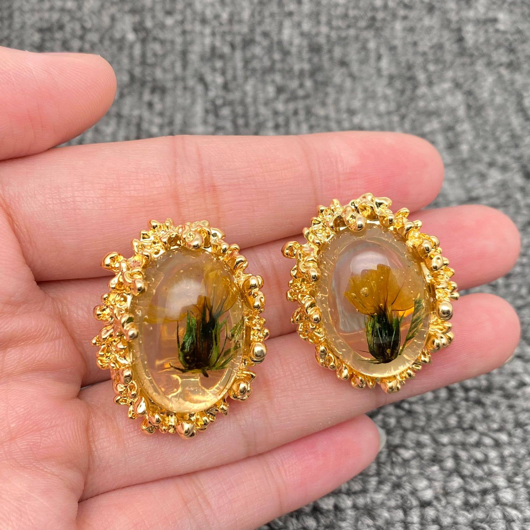 Mio Queena – wholesale Solitärörhängen – Ovala pressade torkade blommor 18K guldpläterade postörhängen-PDF1