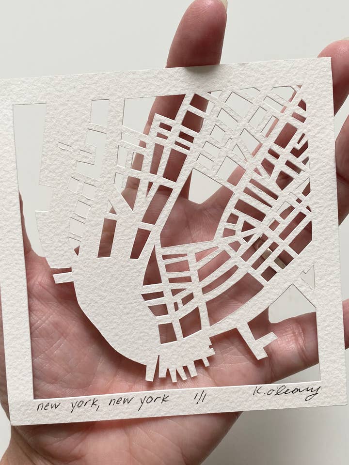 Carte de New York découpée à la main, art original, 4x4 pour la vente par Studio KMO