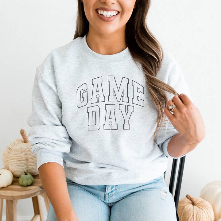 Game Day Sweatshirt met grafische print, voetbal voor wholesale door Amber Marie Design