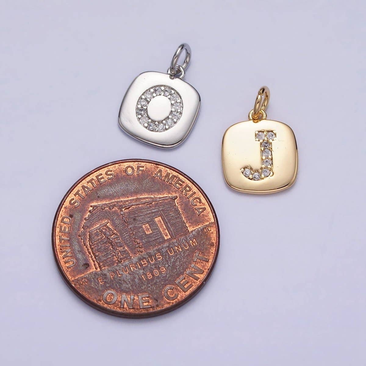 Aim Eternal - Vente Breloques/médailles personnalisées - Pendentif personnalisé avec initiale en pavé micro CZ carré argenté clair | A-266-A-27826