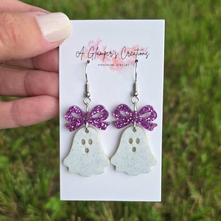 Orecchini acrilici di Halloween con fantasma e fiocco viola per la vendita all'ingrosso da parte di A Glamper's Creations LLC