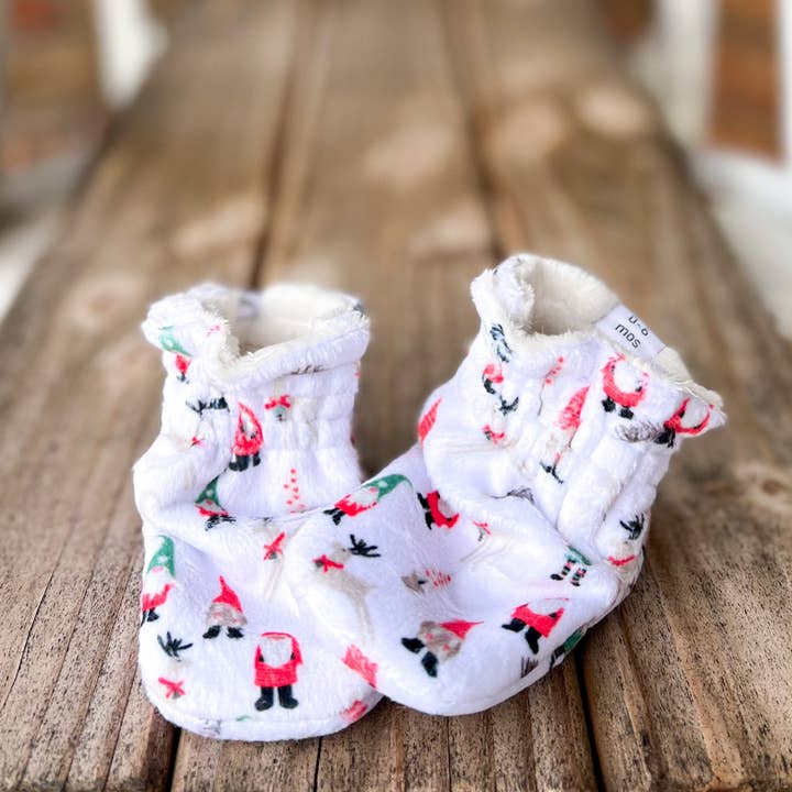 LE Spoonflower Christmas Gnom Minky Booties, sofort versandfertig für den Großhandel von Kalin Marie
