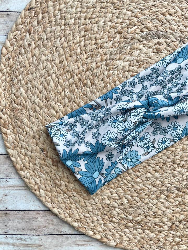 Bandeau torsadé en tricot bohème à fleurs sauvages — beige pour la vente par Designs by Rachel Joy