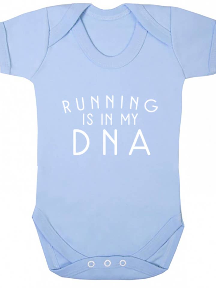 Hardlopen zit in mijn DNA Babyvest S0686 voor wholesale door Illustrated Identity