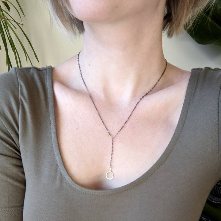 Collier Cercle Lariat Y en argent et or pour la vente par Zalias Jewelry