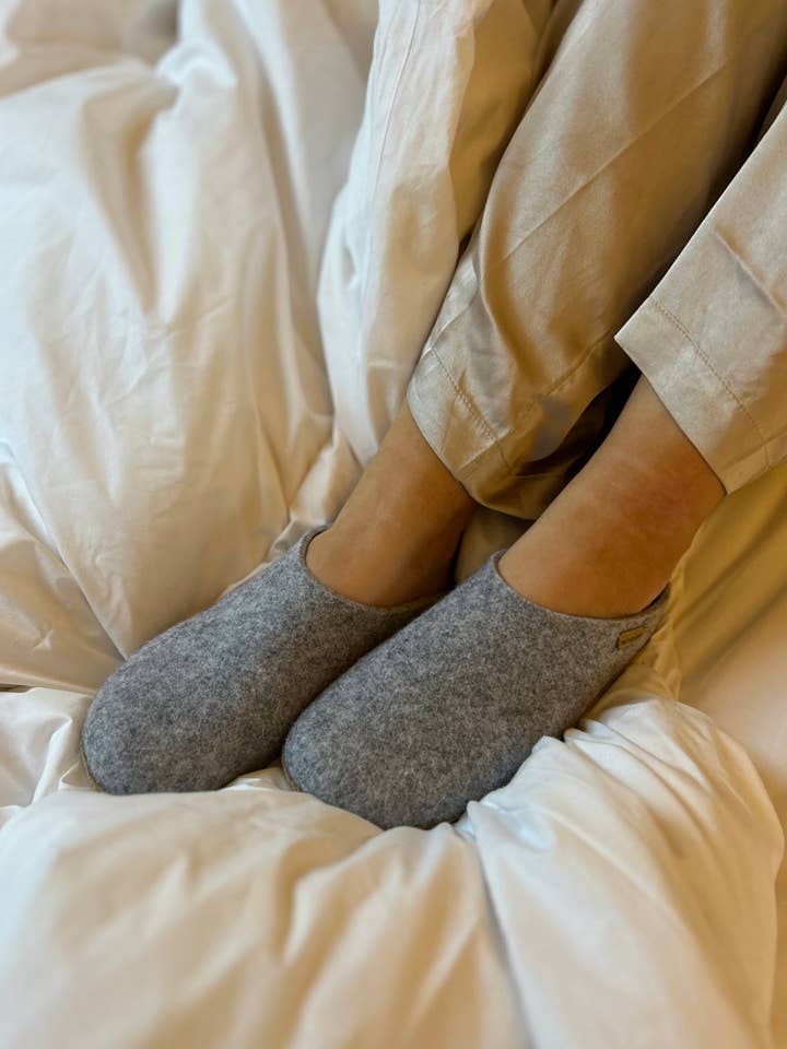 The Cozy Sheep – wholesale Slip in-skor – Dam – Filtofflor med lädersula – ljusgrå1