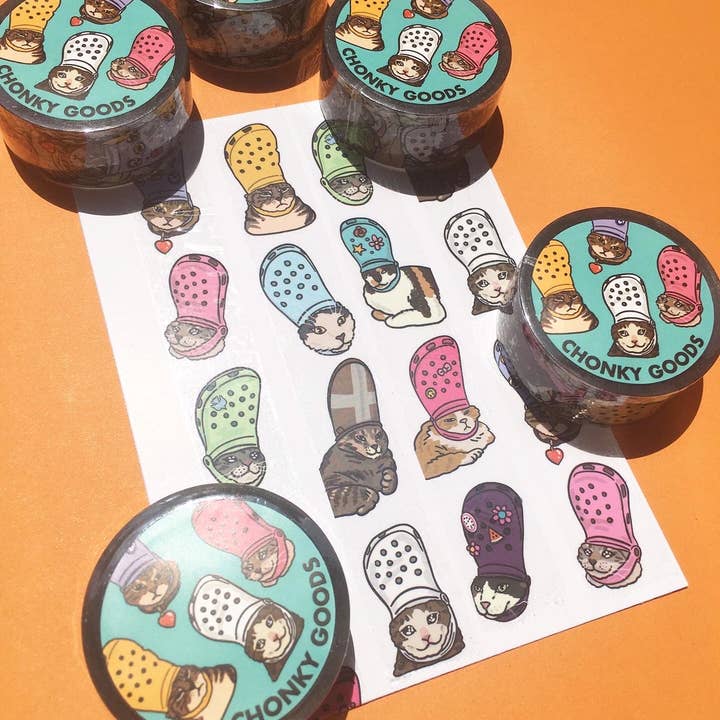 Chonky Goods by Ping Hatta. Studio - Vendita all'ingrosso Nastri adesivi - Nastro adesivo trasparente Croc Cat Meme (confezione da 5)1