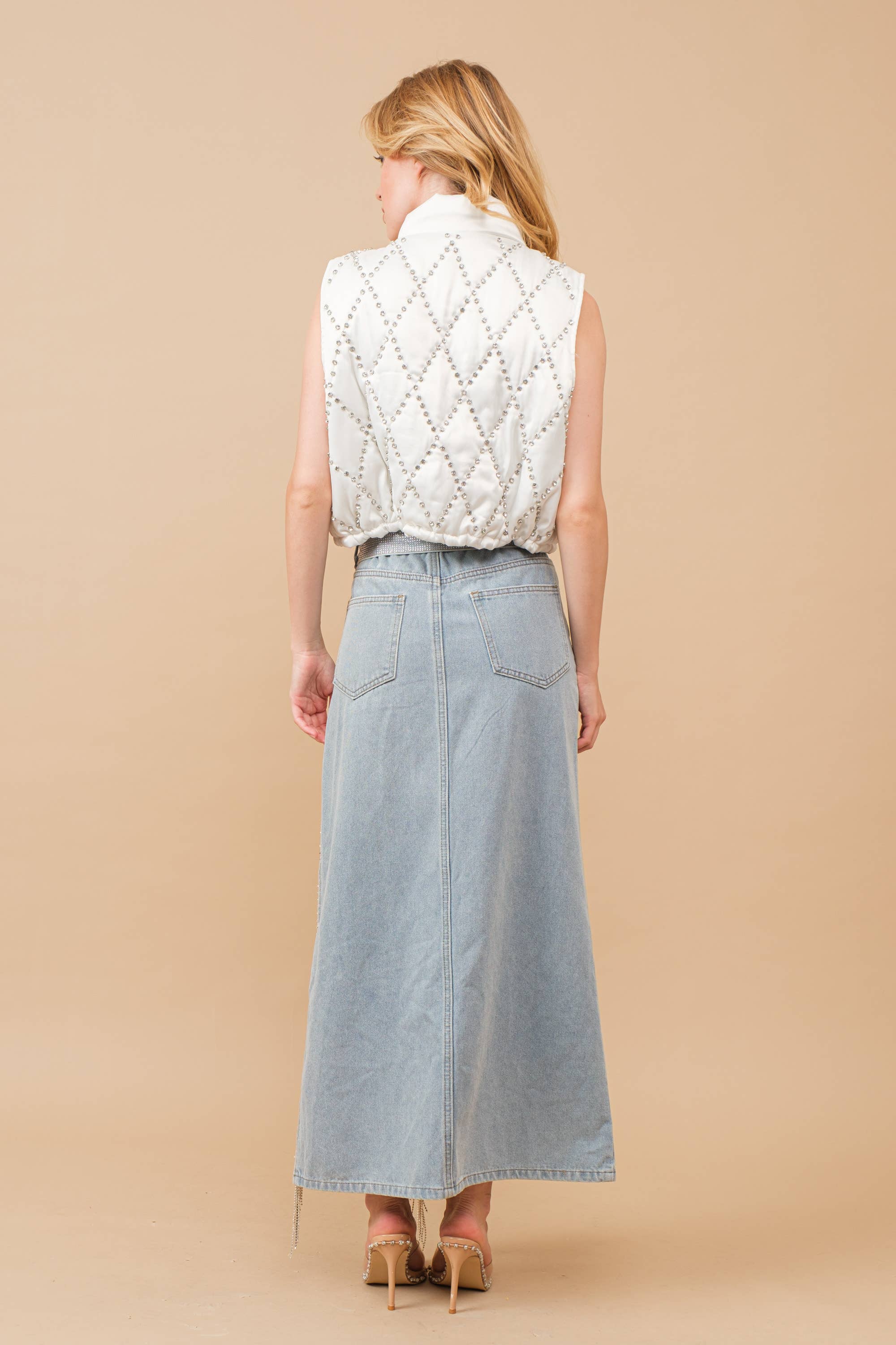 Blue B - Vendita all'ingrosso Gilè imbottito - Donna - Gilet crop imbottito lucido con borchie e zip18