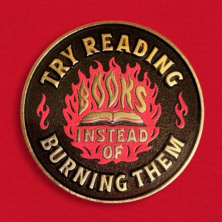 Prøv at læse bøger i stedet for at brænde dem emaljepin for engroshandel hos MacGuffin Goods