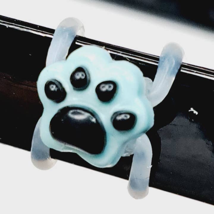 Empreinte de patte aqua avec orteils noirs Chat Chien EyeDeco pour la vente par Cork and Charm