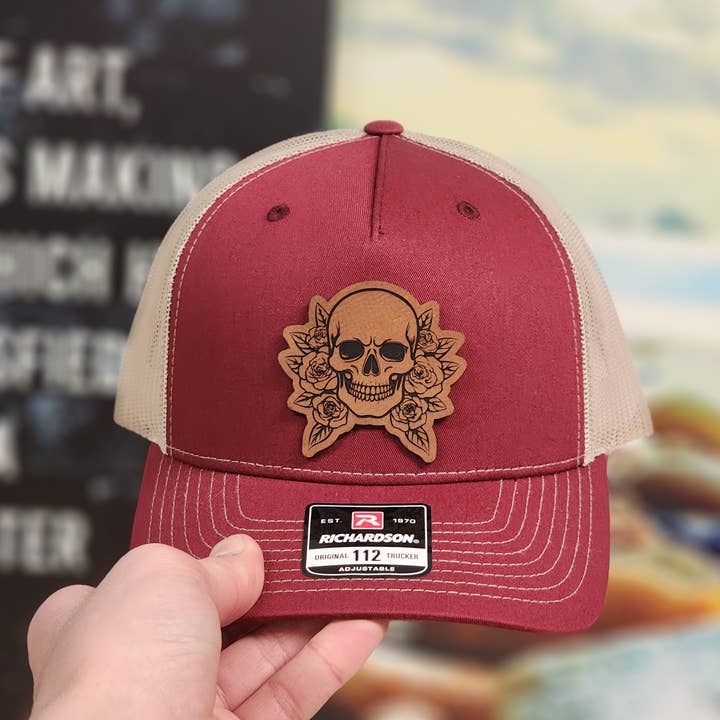 Bordeauxfarbene Trucker-Kappe mit Totenkopf und Blumenmuster - Verstellbar für den Großhandel von Knot Creatives