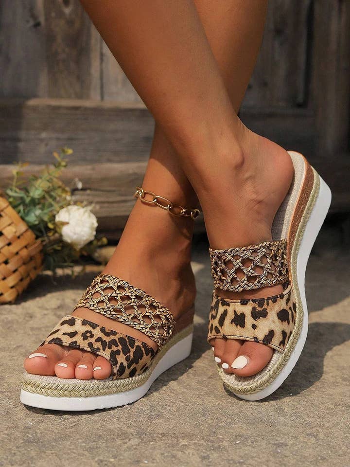 Zeppe con dettagli intrecciati e stampa leopardata color castagna per la vendita all'ingrosso da parte di Suhkasana