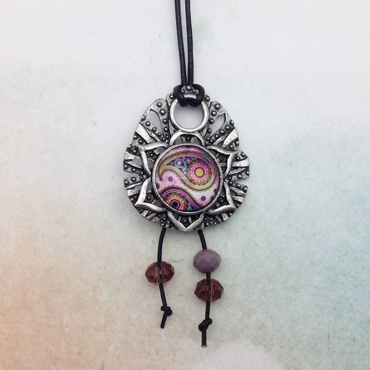 Collier en étain Mandala Paisley Rose pour la vente par Urban Charm