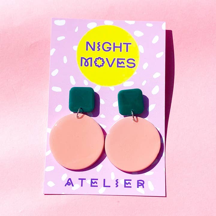 Orecchini pendenti a blocchi di colore in argilla polimerica in verde acqua e pesca per la vendita all'ingrosso da parte di Night Moves Atelier