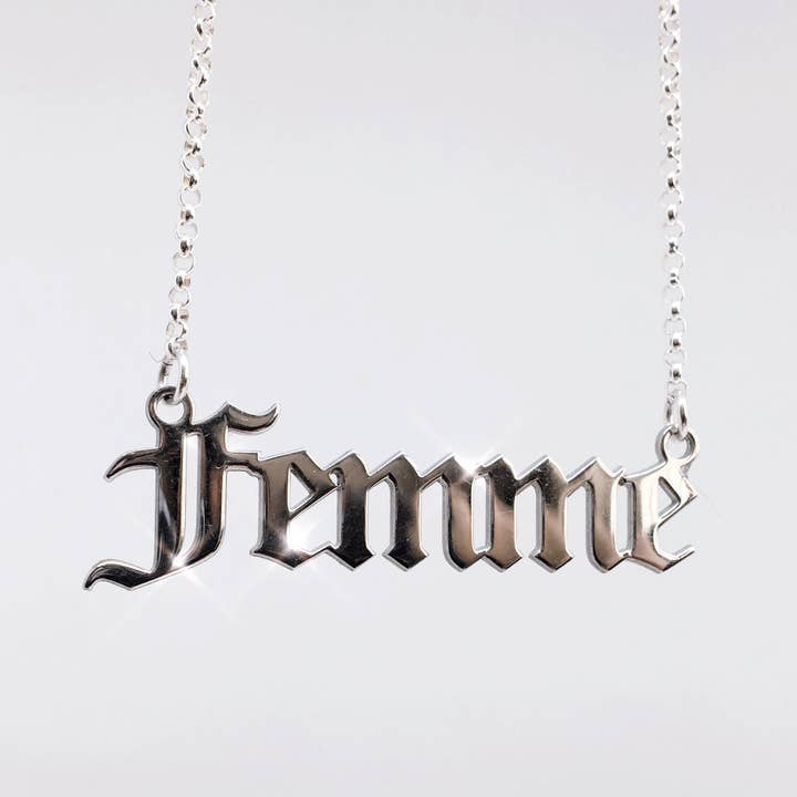 Collana Femme Nameplate per la vendita all'ingrosso da parte di Nyxturna