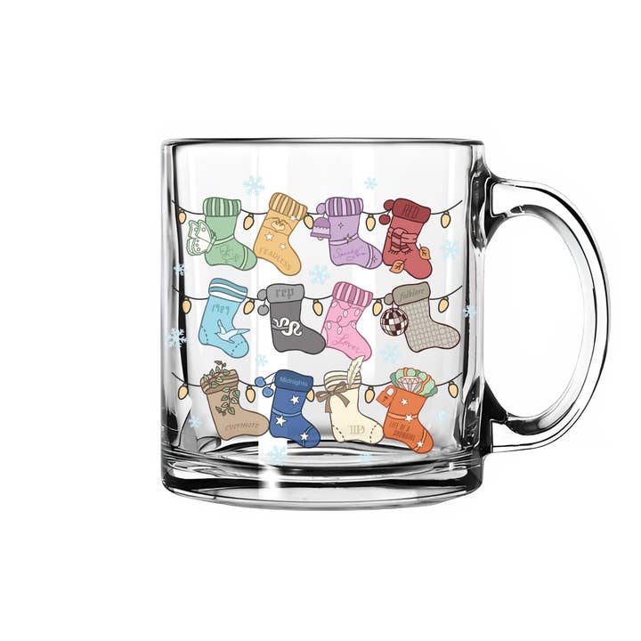 Von Eras inspirierte Weihnachtsstrümpfe Glasbecher für den Großhandel von Nearly June Design Co