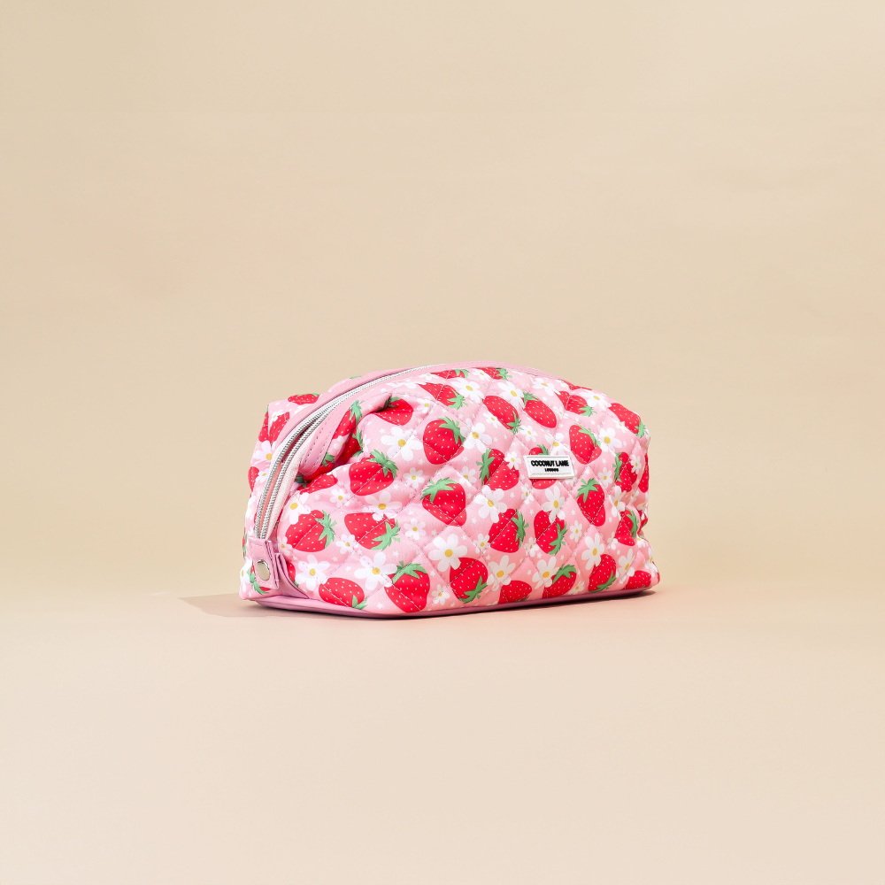 Coconut Lane - Vendita all'ingrosso Borsa per trucchi/cosmetici - Magic Lifestyle Pouch - Pochette trapuntata Berry Cute Strawberry2