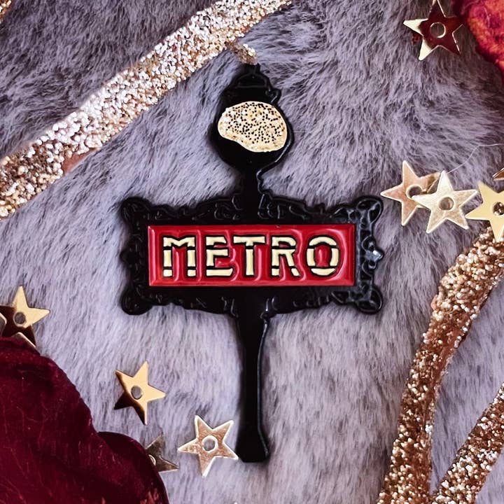 Épinglette en émail pour panneau du métro de Paris pour la vente par Lilly Baik