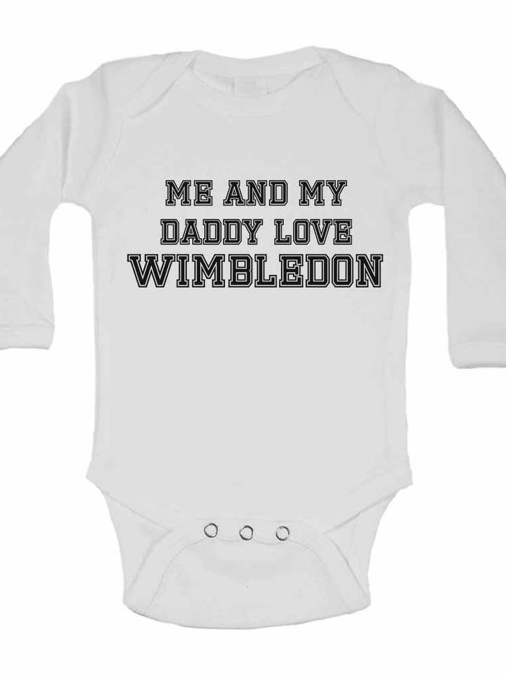 Me and My Daddy Love Wimbledon, voor voetbal- en voetbalfans - Babyvesten met lange mouwen voor wholesale door Little Ratbag