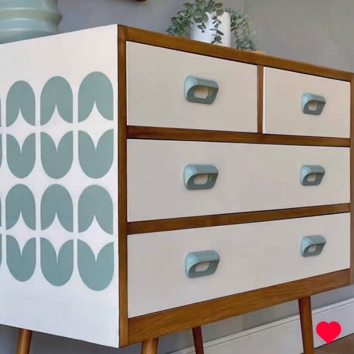 Grand pochoir rétro en forme de tulipe pour la vente par Belle Stencils