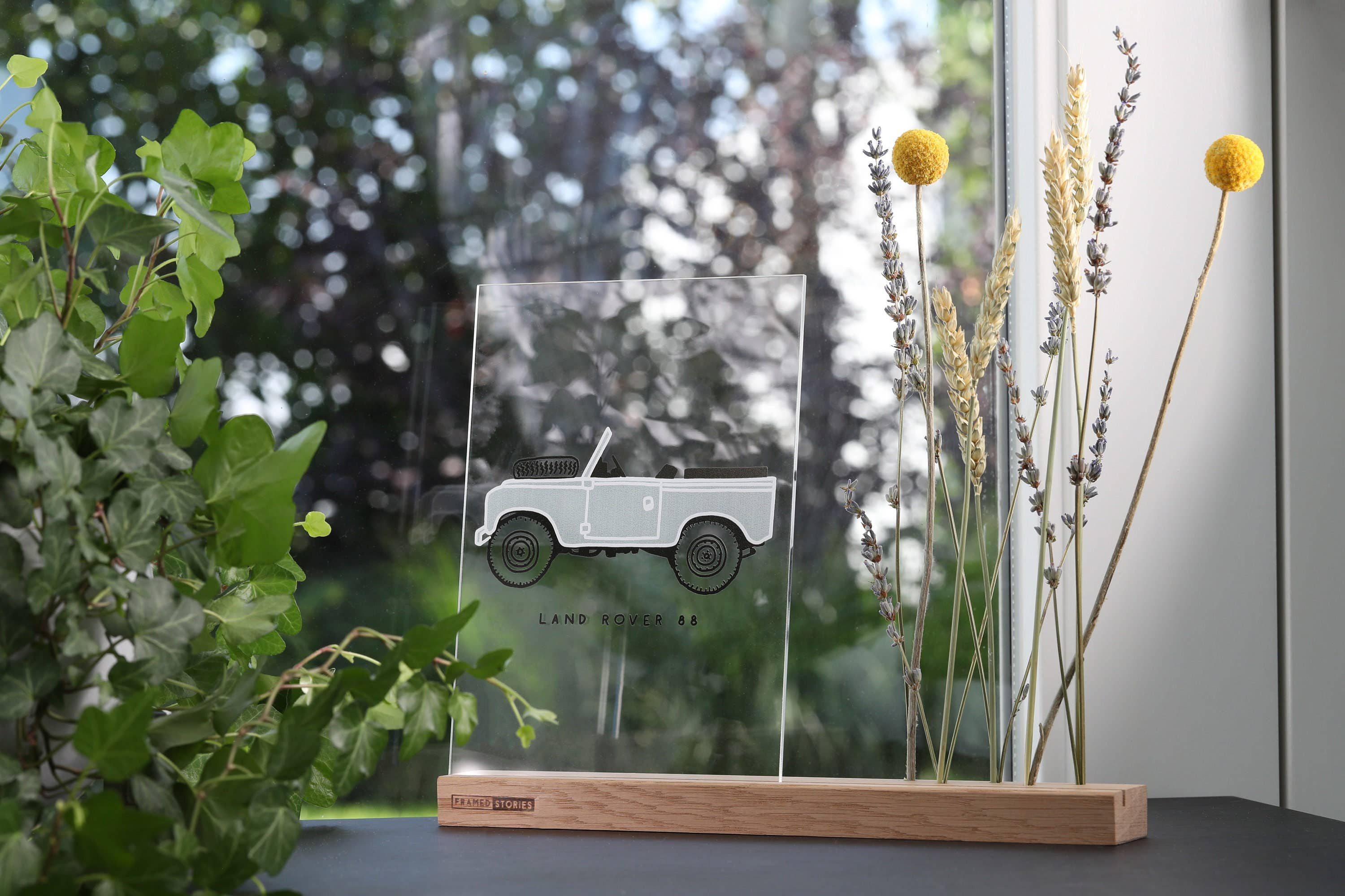 Framed Stories - Venta al por mayor Ilustración - Ilustración dibujada a mano de Land Rover 88 con ramo seco1