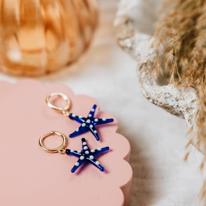 Boucles d'oreilles étoile de mer - bleu et blanc pour la vente par Love Green Jewellery