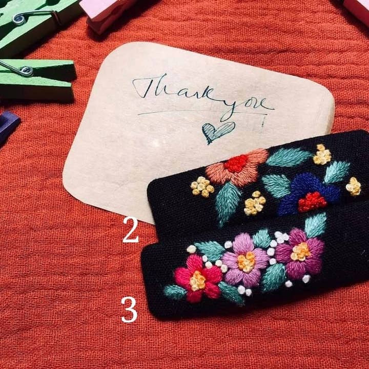 Quince Fables - Vente Barrette – femme - Barrette à cheveux brodée florale, collection noire1