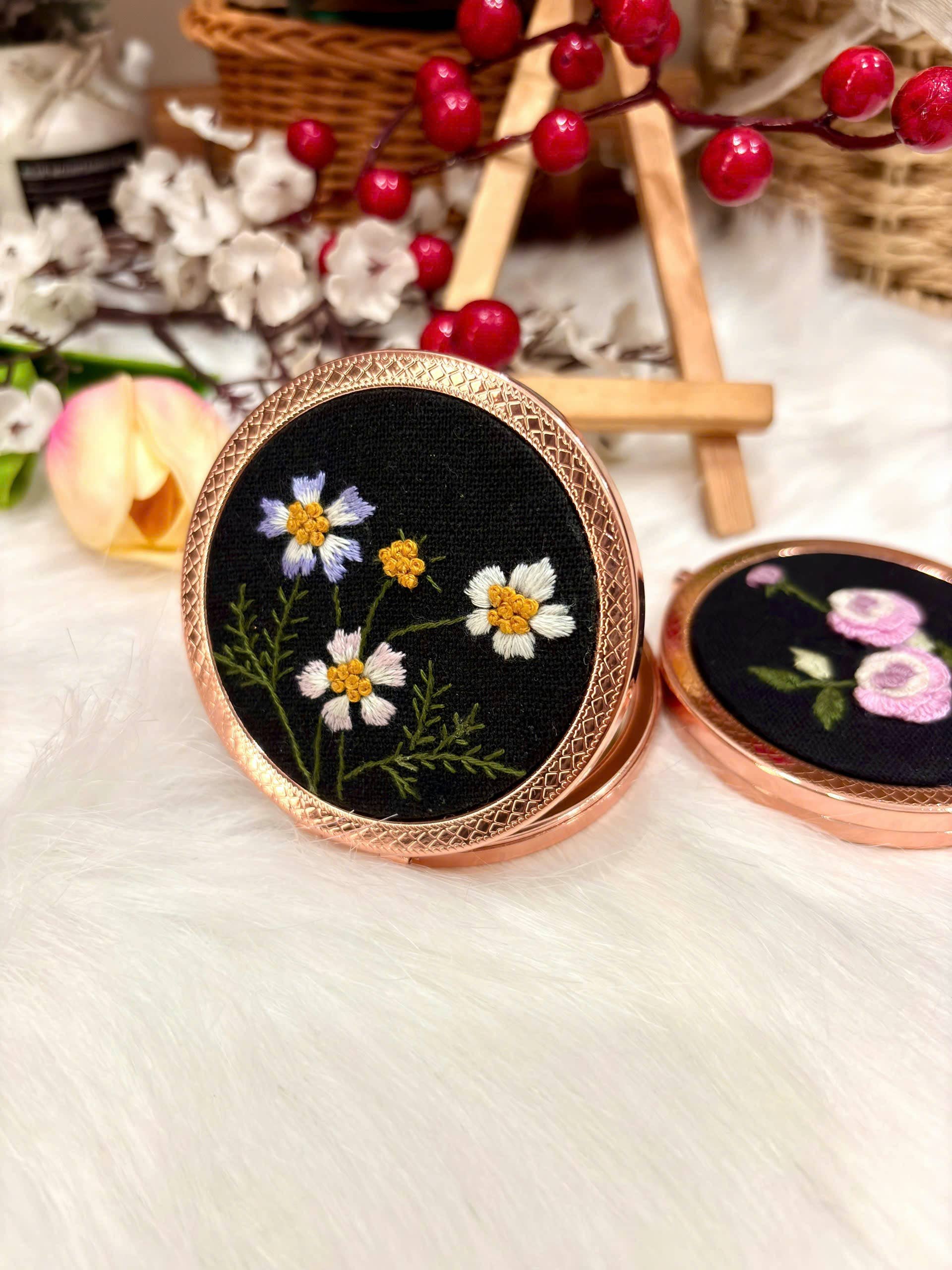 Maple Dream Store – Engroshandel Kompaktspejl – Premium Vintage Blomstret Håndbroderet Lommespejl4