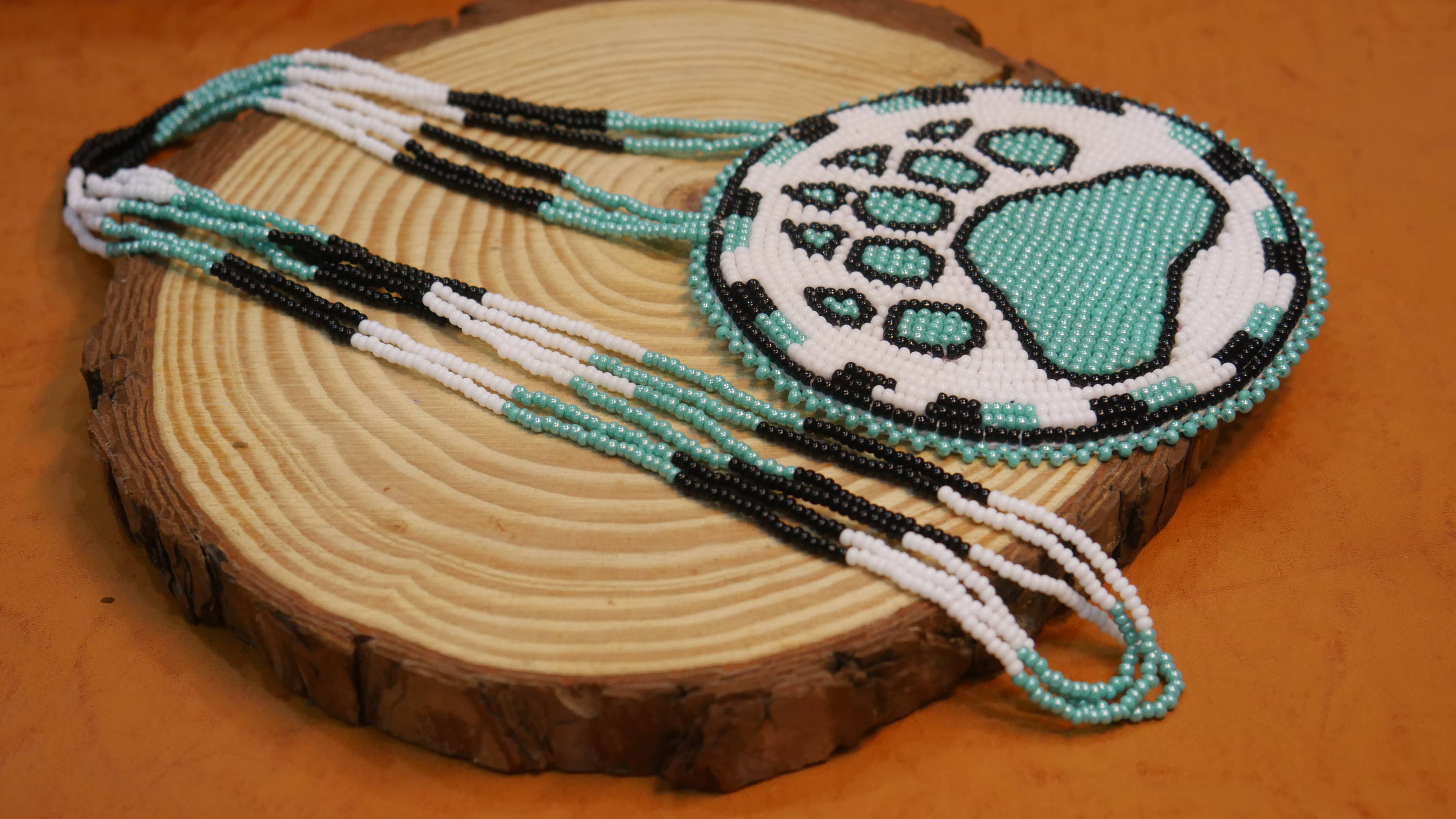 KANGURAH - Vente Colliers à pendentif - Collier médaillon perlé Patte d'Ours Blanc Amérindien2