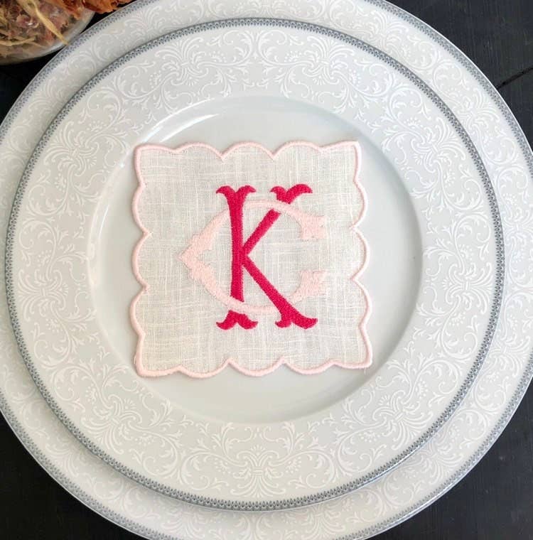 Belle Linen - Vendita all'ingrosso Tovaglioli da tavola in stoffa - Set da 4 tovaglioli cocktail in lino con monogramma di 2 lettere e bordo a scallop4