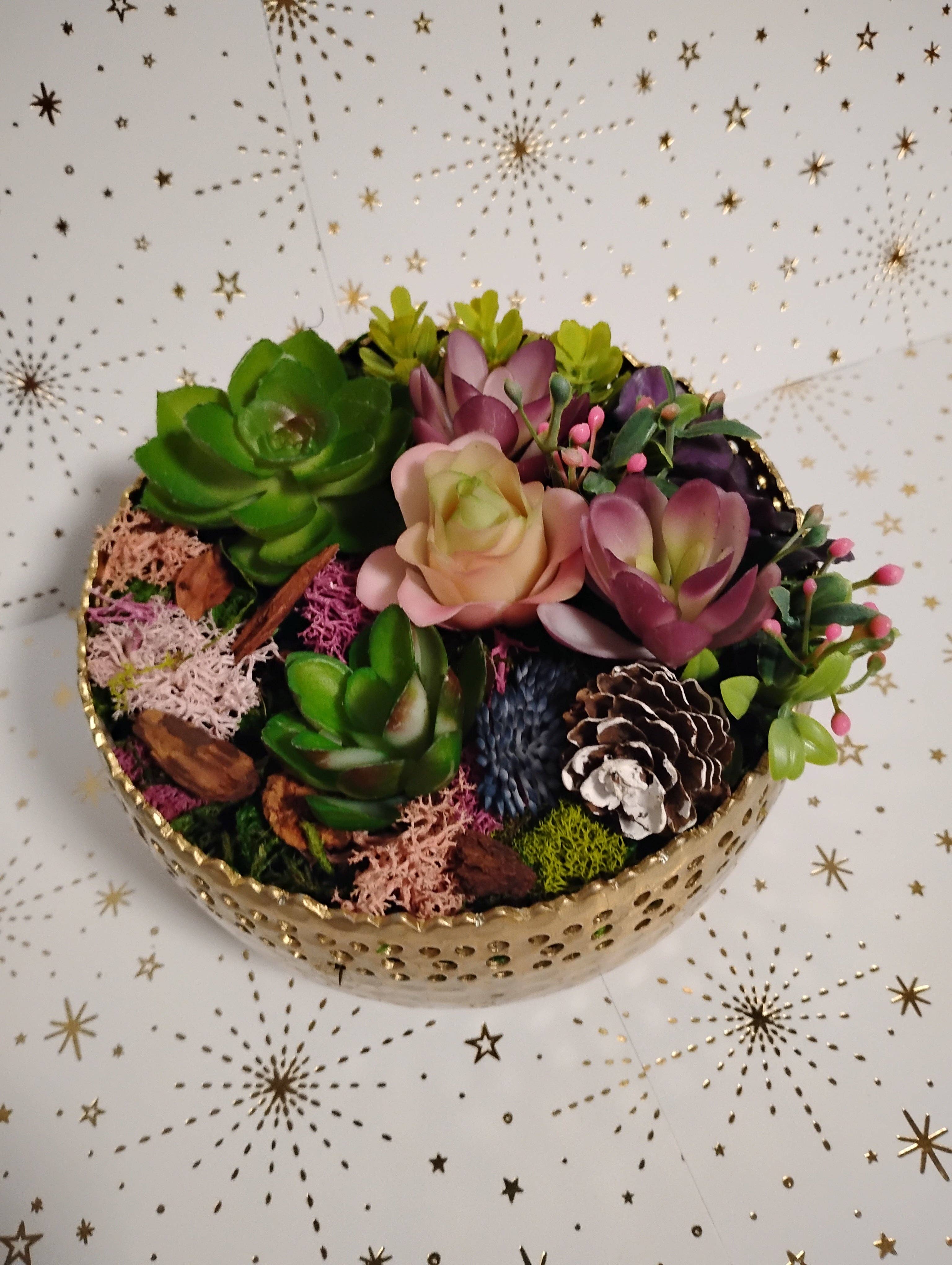 Ethereal Elements CT - Venta al por mayor Velas de diseño llamativo - Jardín de Suculentas en Cuenco de Metal Dorado Vela de Soja Lluvias de Abril3