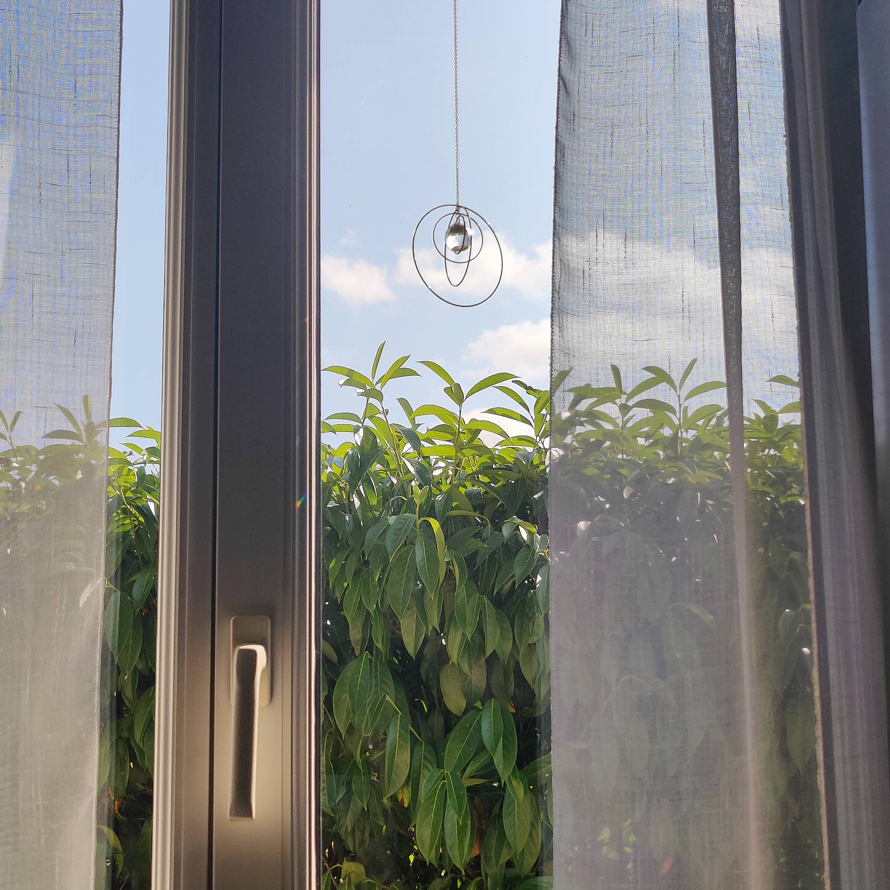 Atelier Intuitive - Vente Attrape-soleil - GALAXY • Suncatcher en laiton et cristal de verre1